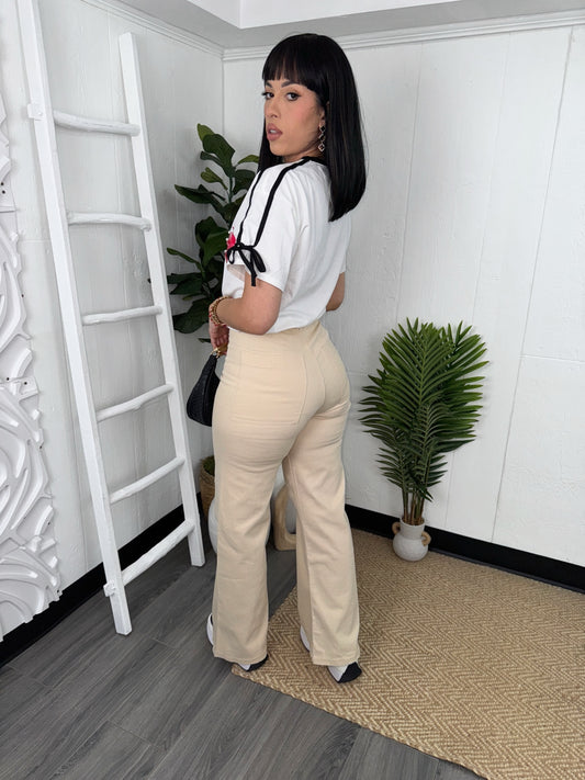 Straight Jean with a classic fit, perfect for timeless, casual, and versatile everyday outfits.