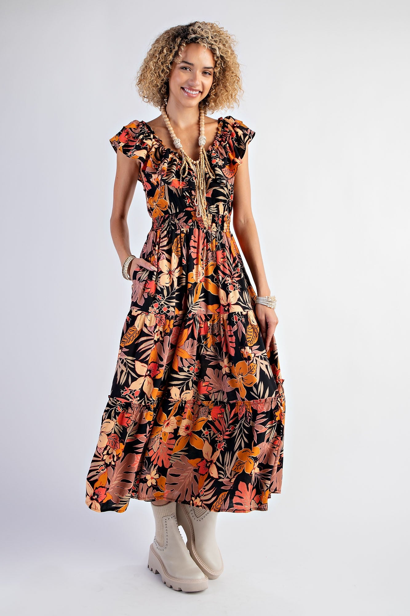 Back view of Tropical Print Peach Blossom Maxi Dress, showcasing adjustable straps. Vista trasera del Vestido Maxi de Estampado Tropical con Tiras Ajustables.