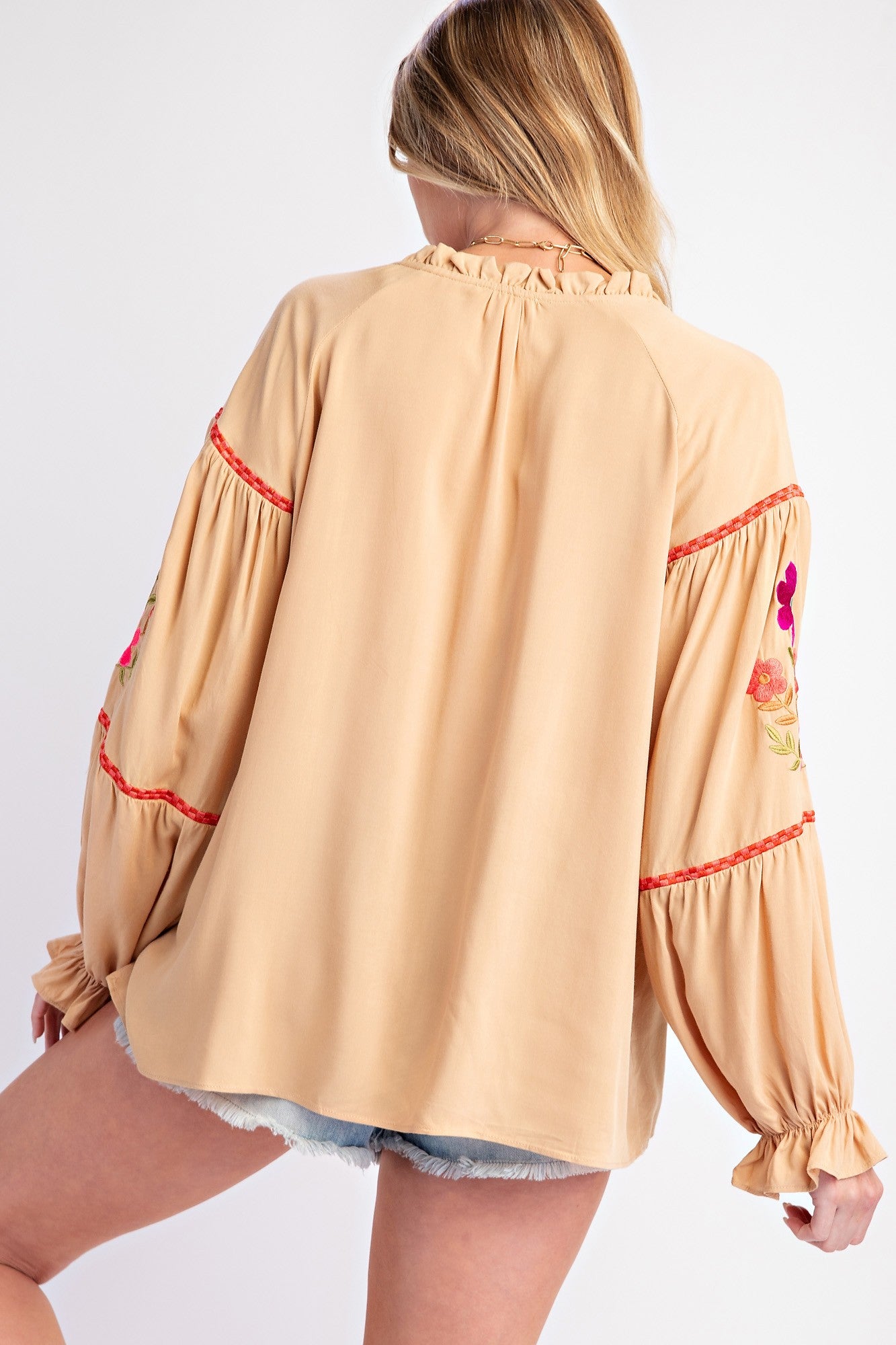 BLUSA DE RAYÓN CHALLIS CON DETALLES BORDADOS (C41)