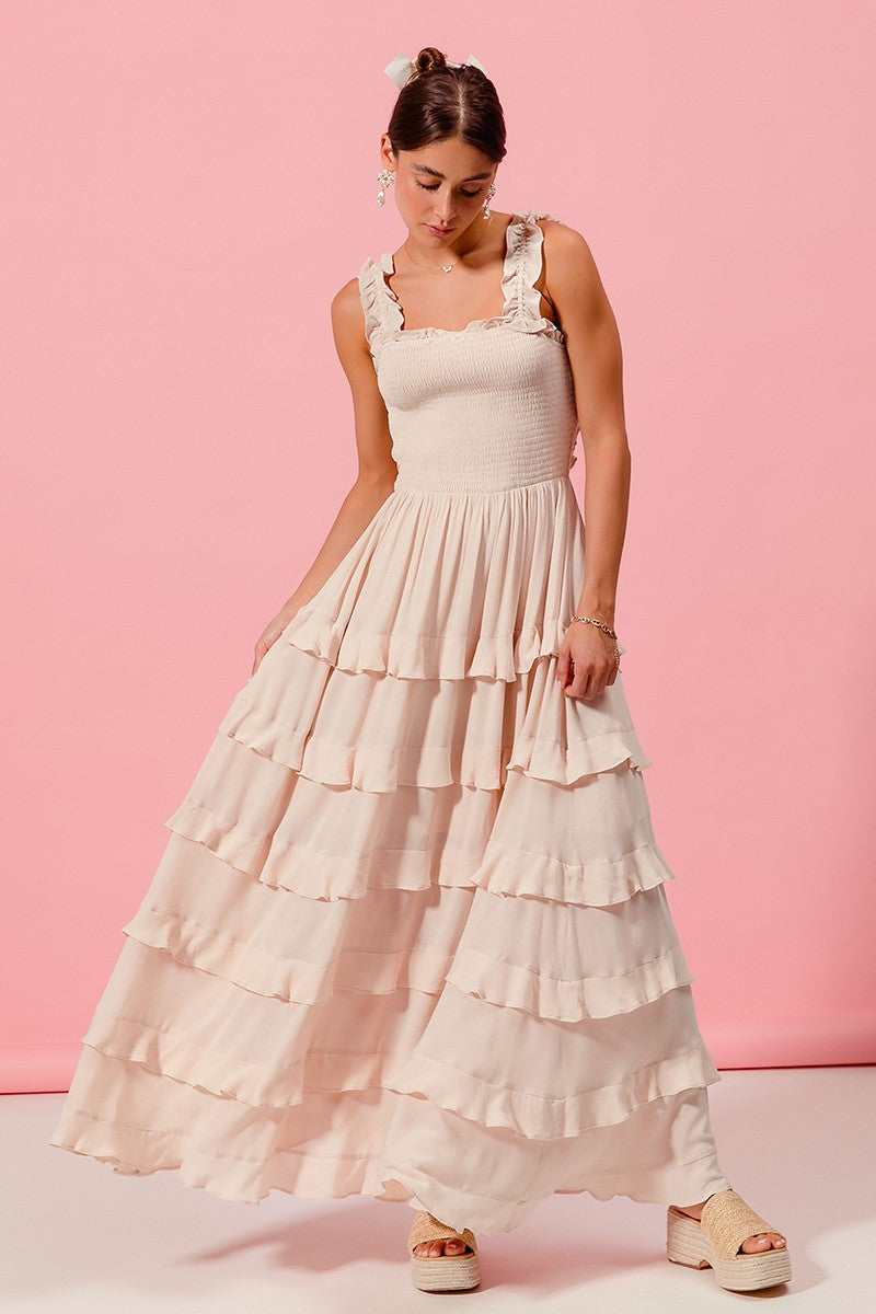 Front view of Smocked Ruffle Tier Maxi Dress with Open Back, featuring a smocked bodice and flowing ruffles. Vista frontal del Vestido Maxi con Volantes y Espalda Descubierta