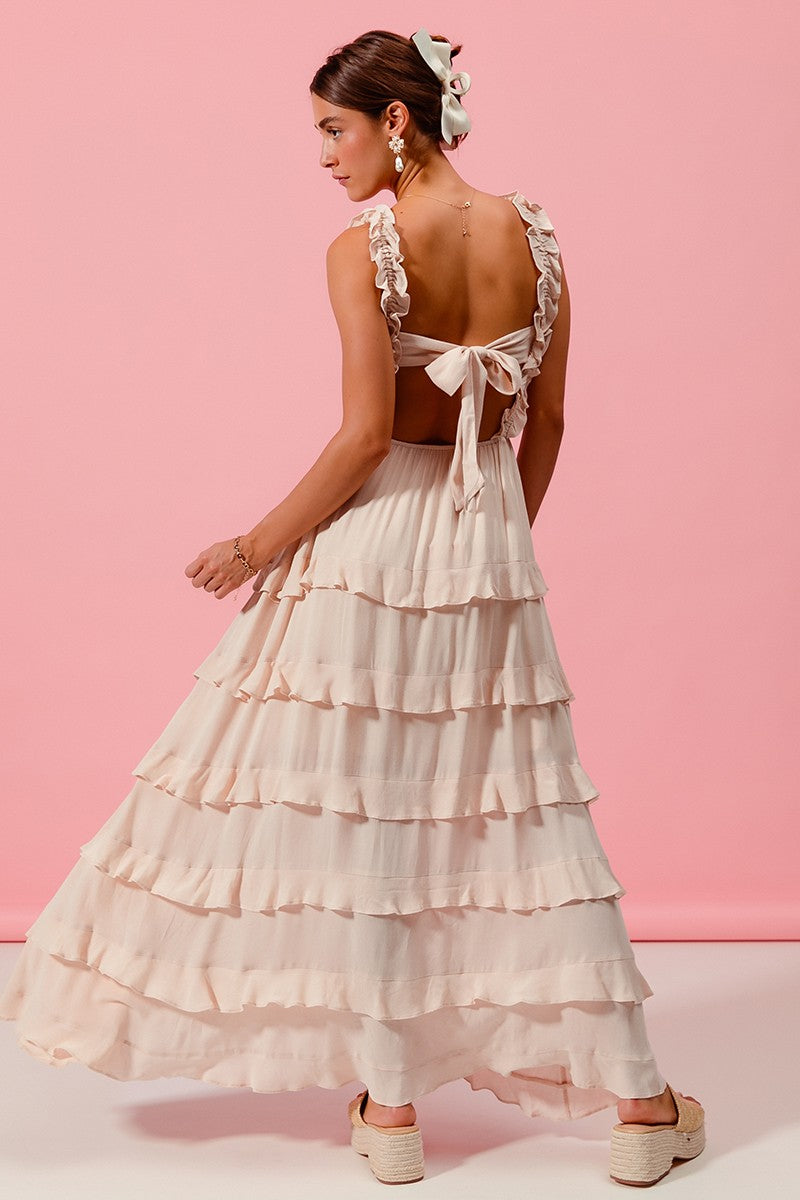 Side view of Smocked Ruffle Tier Maxi Dress with elegant ruffles and summer style. Vista lateral del Vestido Maxi con Volantes y Estilo Veraniego