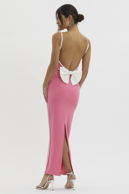 Back view of White Contrast Trim Semi-Lined Maxi Dress with a semi-lined design and white contrast trim, Model - XS. Vista trasera del Vestido Largo Blanco con Diseño Semi Forrado y Detalle de Contraste Blanco, Modelo - XS