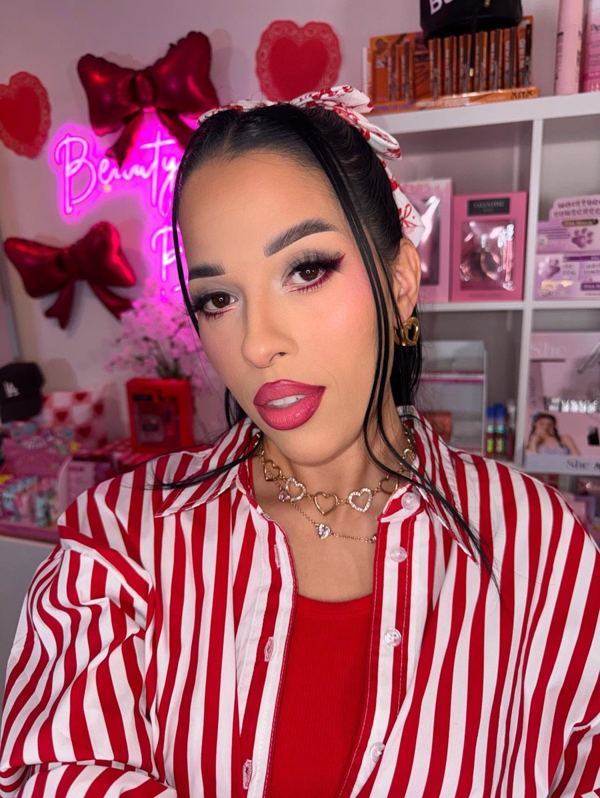 Rosangely maquillada en la tienda